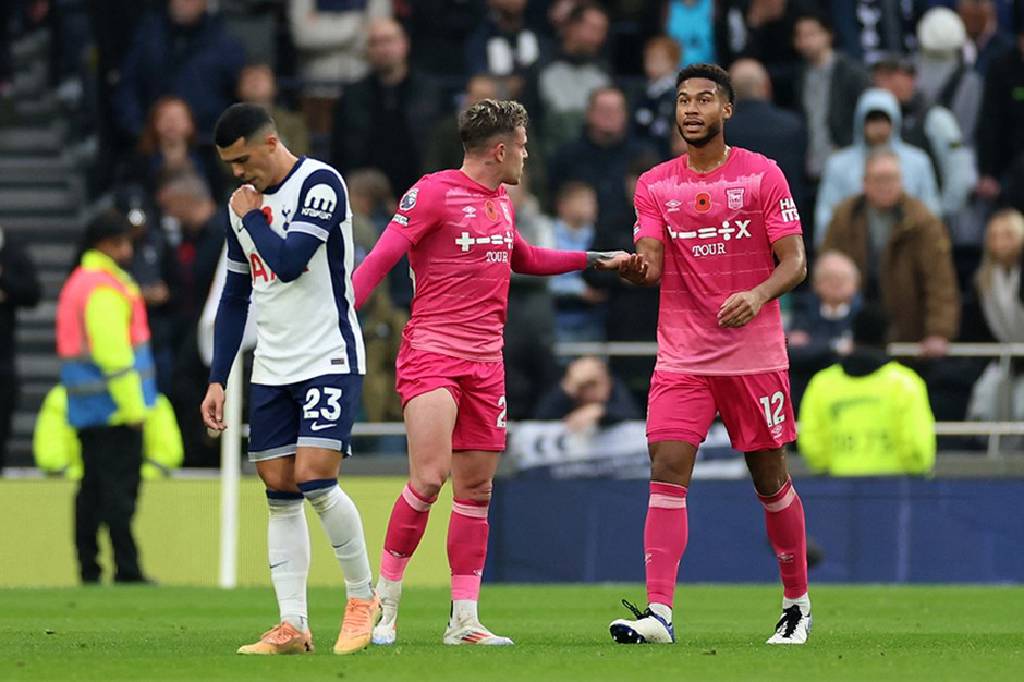 Tottenham, sahasında Ipswich Town’a 2-1 mağlup oldu