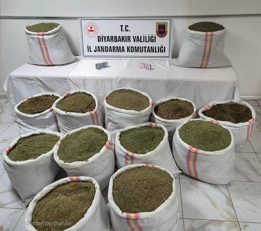 Jandarma 2 aracı aradı! Diyarbakır'da 320 kilo toz esrar ele geçirildi…