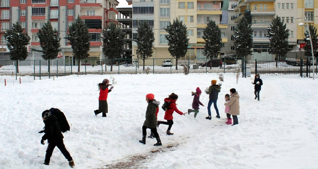 Valiliklerden peş peşe kar tatili haberleri! İşte eğitime ara verilen il ve ilçeler...