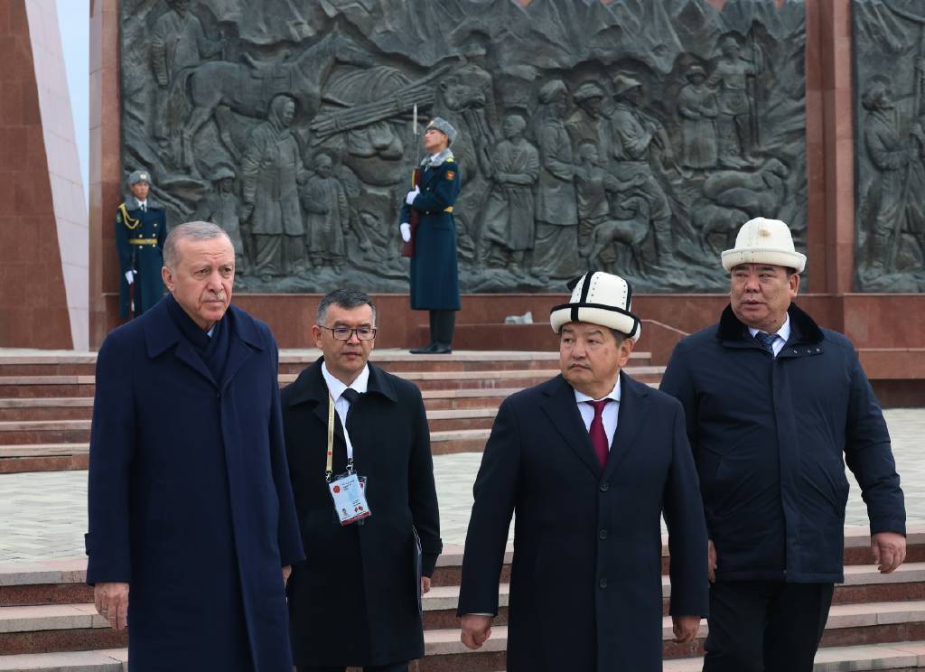 Cumhurbaşkanı Erdoğan, Kırgızistan'da... Ziyaretler başladı...