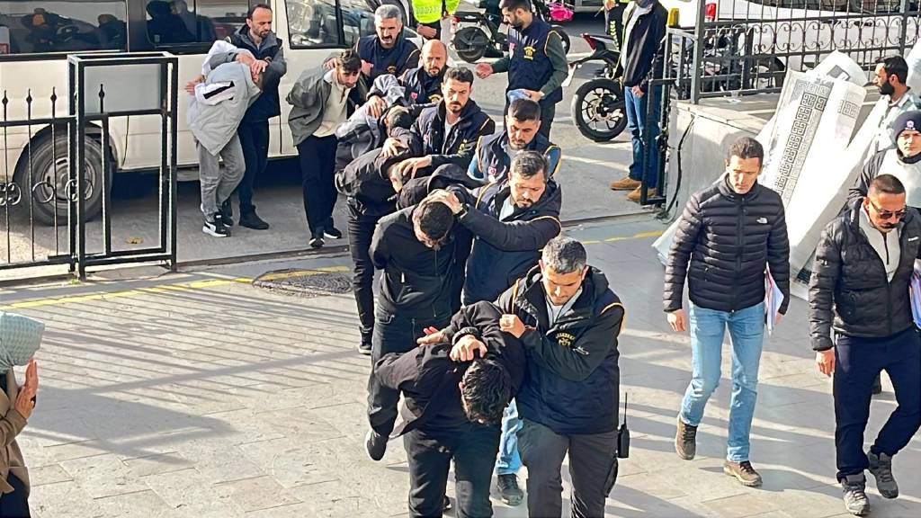 Polis kılığına giren çete, 25 milyon liralık vurgun yaptı! 8 kişi tutuklandı