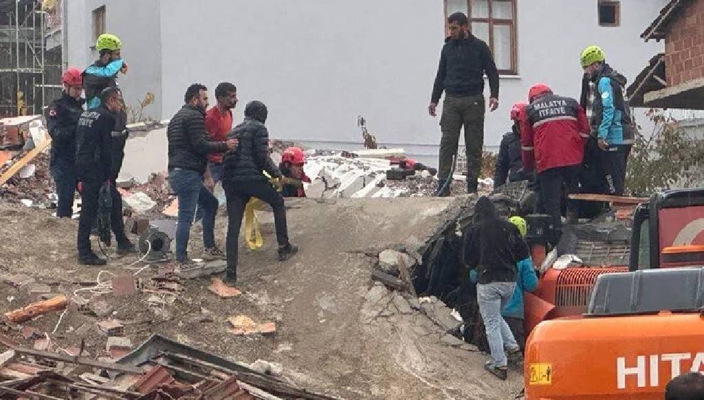 Malatya'da bina yıkımı sırasında göçük! Kepçe operatörü enkaz altında kaldı...