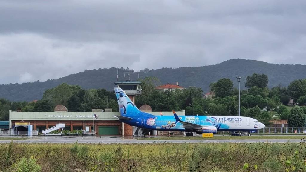 Zonguldak'a inen Alman havayolu uçağına yıldırım düştü!