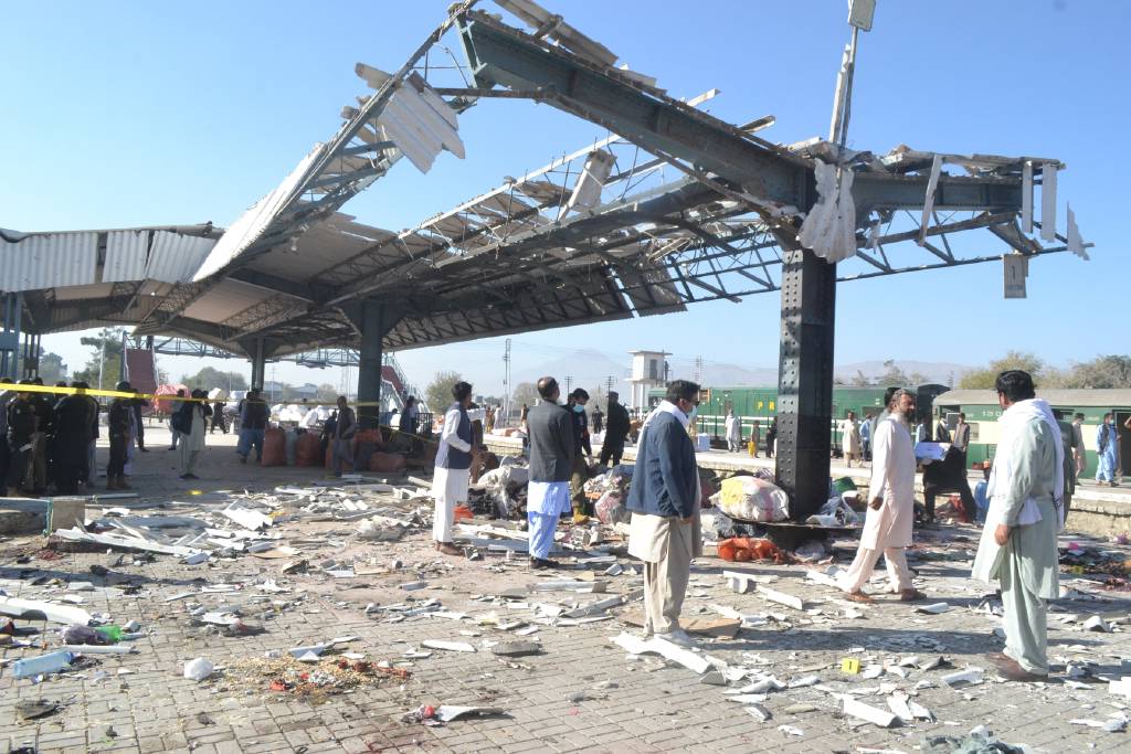 Pakistan'daki tren istasyonuna bombalı saldırı: 24 ölü, 44 yaralı