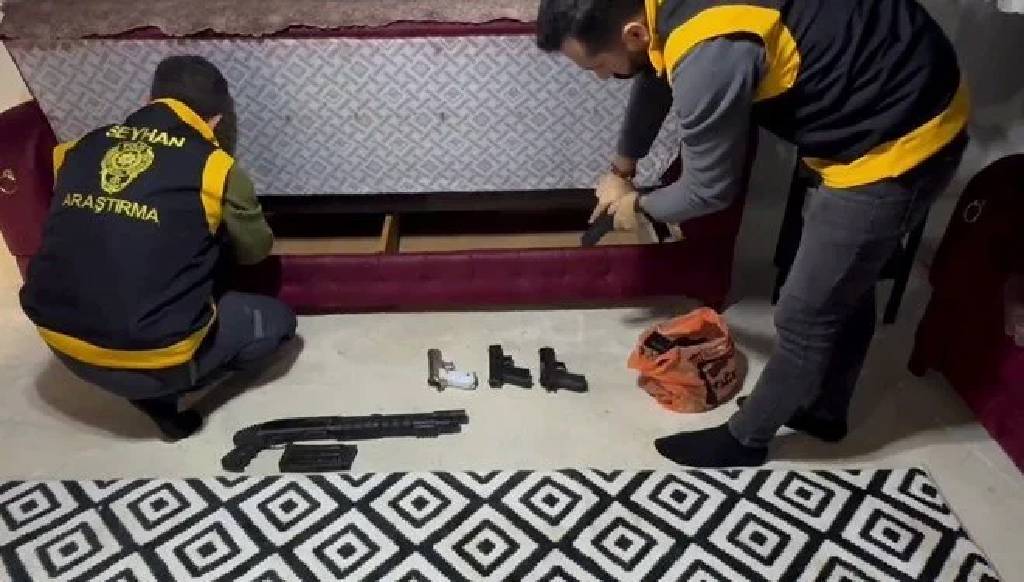 Adana'da çekyat altına zulalanmış silahlar çıktı! 14 yaşındaki çocuk tutuklandı