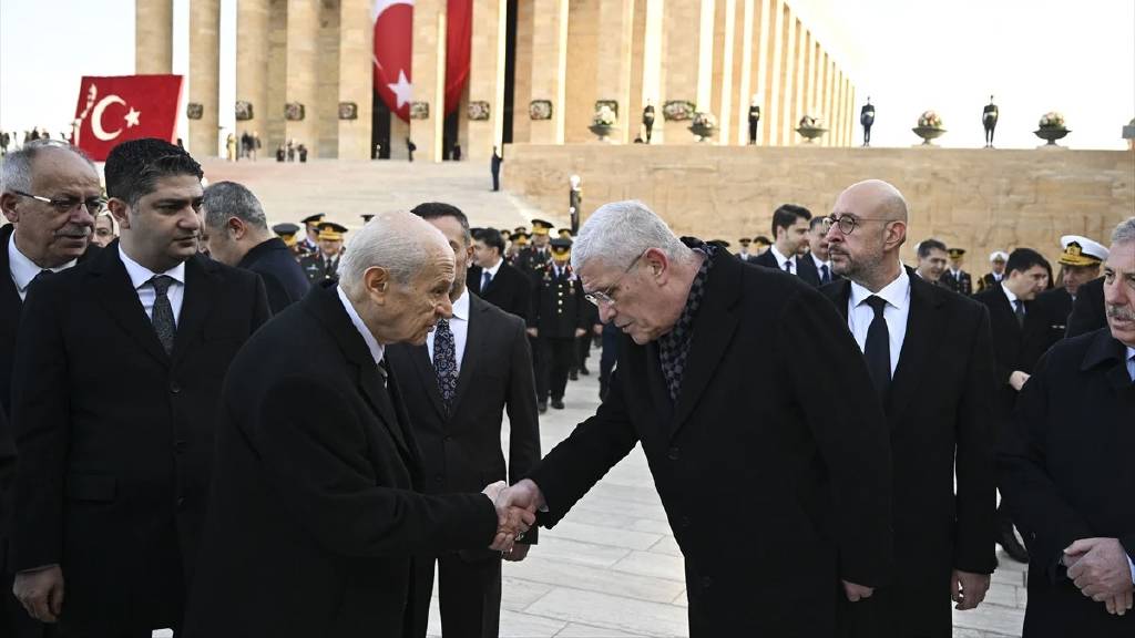 Dervişoğlu, idam ipi fırlattığı Bahçeli ile bir kez daha Anıtkabir'de tokalaştı...