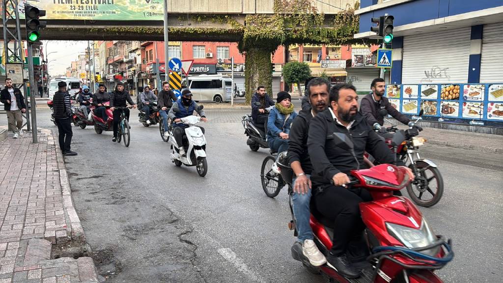 Hindistan değil, Adana! Motosiklet sayısı arttı, ehliyetsiz gençlerin hareketleri ‘pes’ dedirtti…