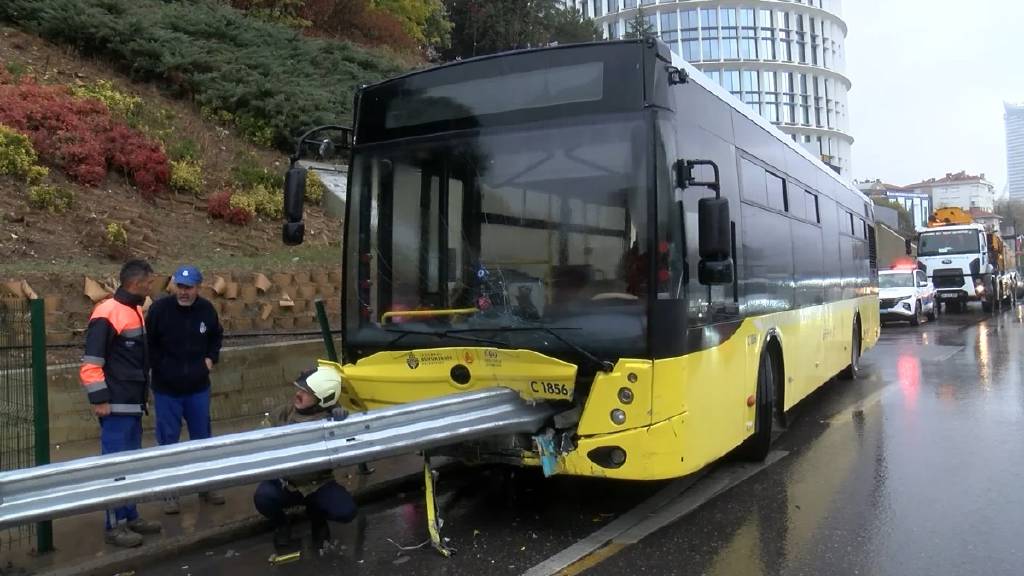 İstanbul'da İETT otobüsü bariyere saplandı