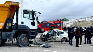 Eskişehir'de kamyon ve otomobil kafa kafaya çarpıştı: 1 ölü