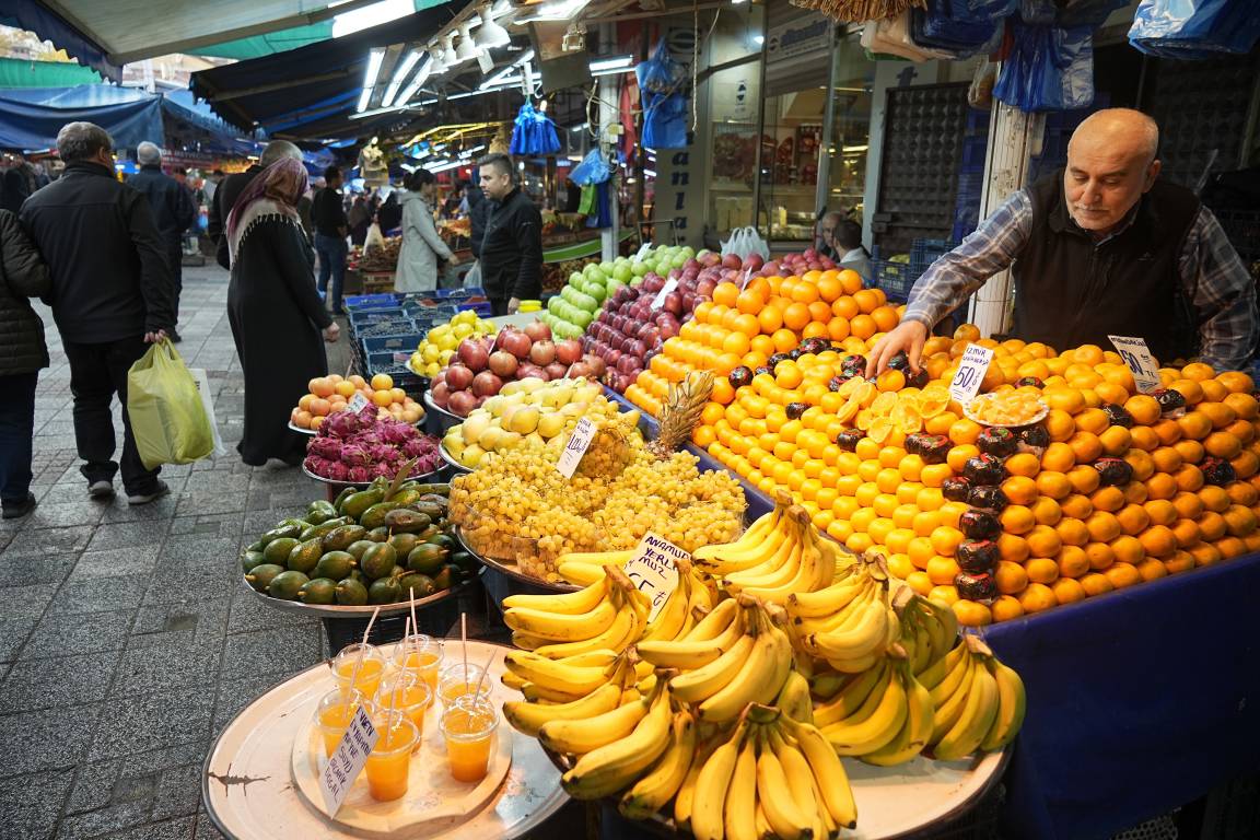 Kışın gelmesiyle tezgahları portakal ve mandalina süsledi...