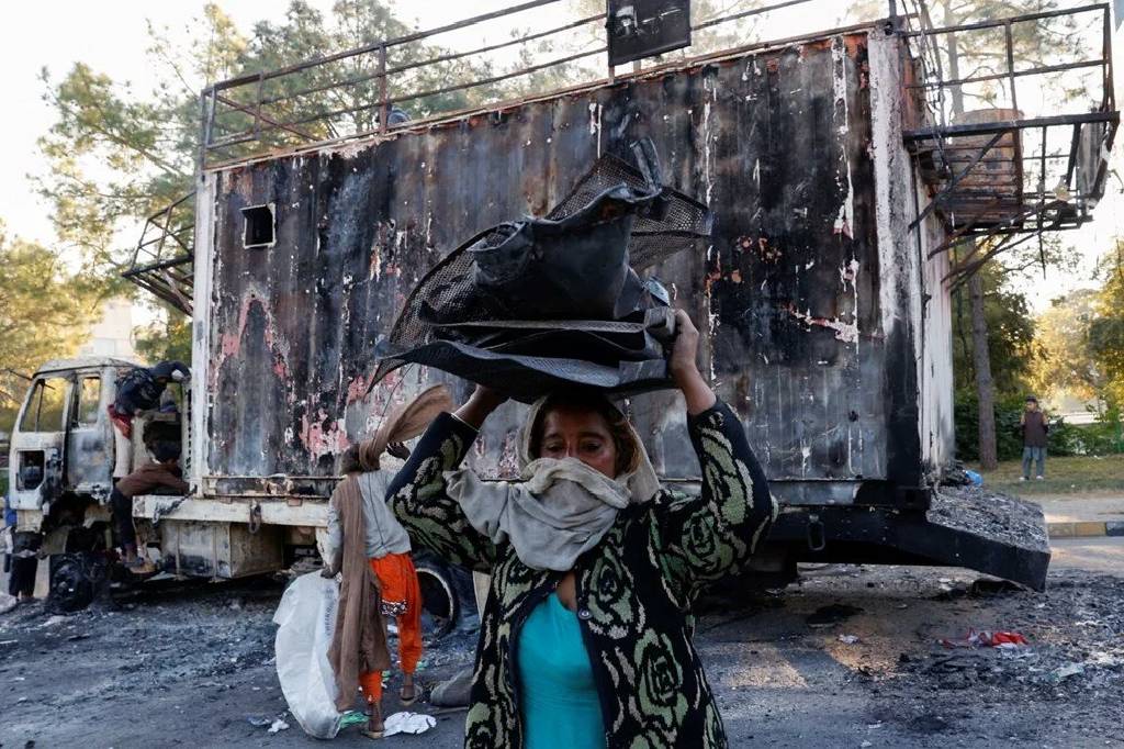 Pakistan'da gerilim tırmanıyor: Başkentte protestolar çatışmaya dönüştü