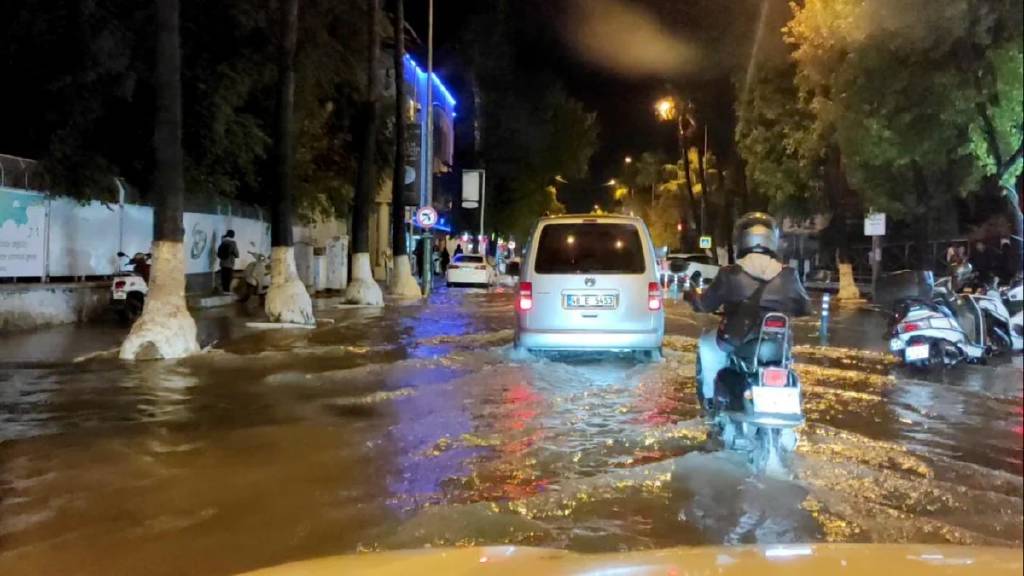 Muğla’da sağanak yolları göle çevirdi!