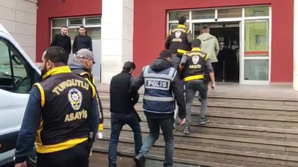 Manisa'da havaya ateş açan şehir eşkiyaları tutuklandı