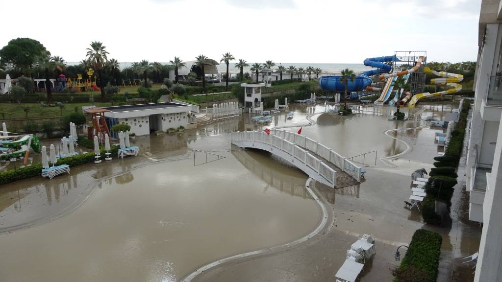 Manavgat’ta dere taştı, oteli su bastı! 500 turist tahliye edildi…