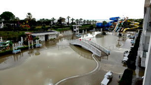 Manavgat’ta dere taştı, oteli su bastı! 500 turist tahliye edildi…