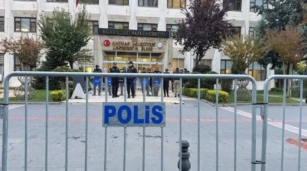 Mardin Büyükşehir, Batman ve Halfeti belediyelerine kayyum atandı