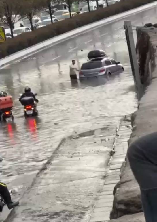 İzmir’de sağanak! Kemeraltı’nı su bastı, araçlar mahsur kaldı…