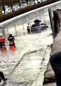 İzmir’de sağanak! Kemeraltı’nı su bastı, araçlar mahsur kaldı…