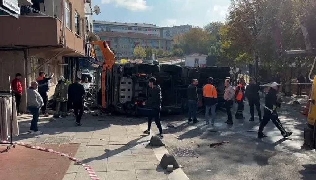 Yokuş aşağı kayan İSTAÇ aracı 10 araca çarptı: 5 kişi yaralandı