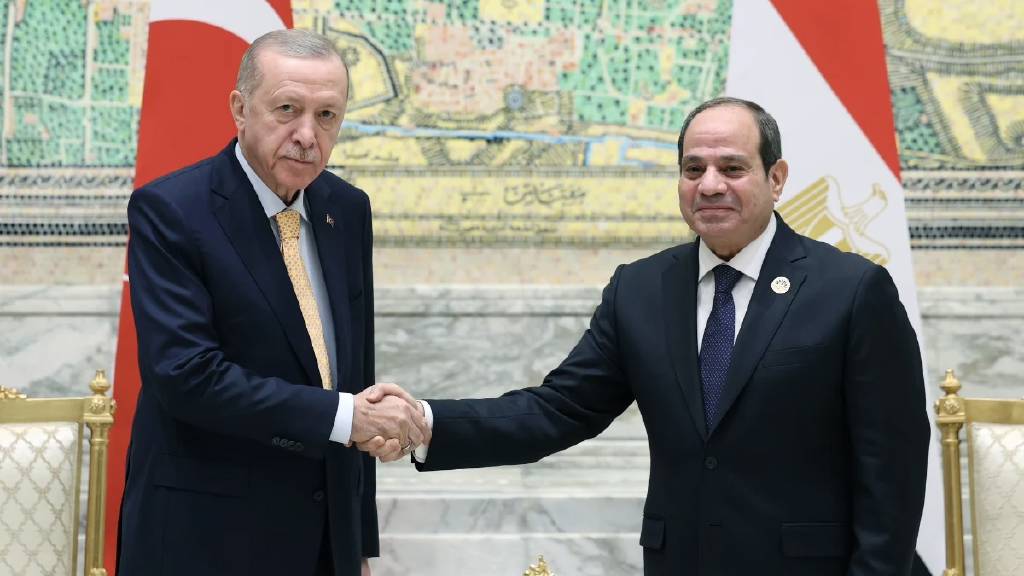 Cumhurbaşkanı Recep Tayyip Erdoğan, D-8 Zirvesi için gittiği Mısır’ın başkenti Kahire’de, Mısır Cumhurbaşkanı Abdülfettah es-Sisi ile bir araya geldi