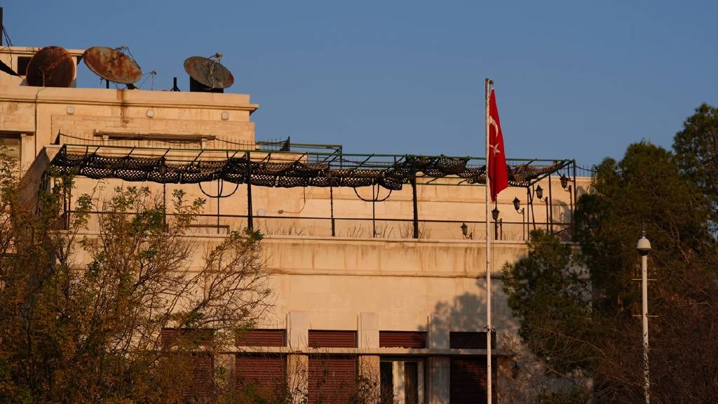 12 yıl sonra ilk! Şam Büyükelçiliği'ne Türk bayrağı çekildi...