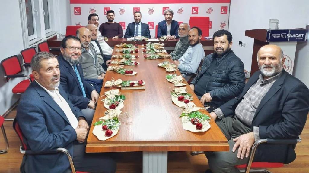 Saadet Partisi'nden aile değerlerine vurgu! Eşlere çiçek sürprizi...