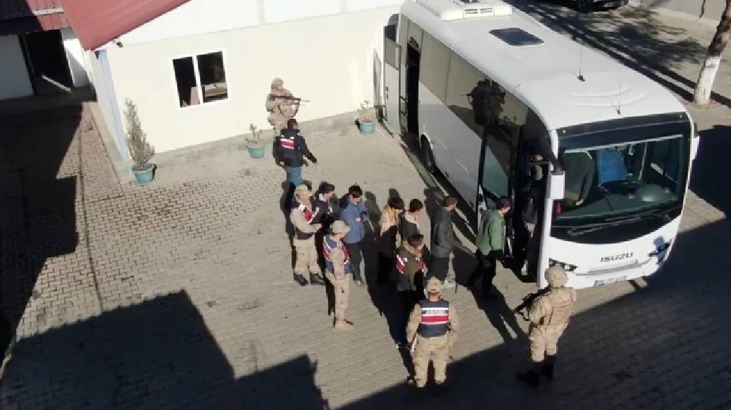 KALKAN-33 operasyonu! 2 haftada 115 göçmen kaçakçısı yakalandı...