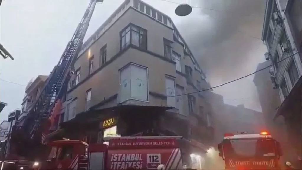 İstanbul'da ayakkabı imalathanesinde yangın! Alevler yandaki binalara sıçradı...