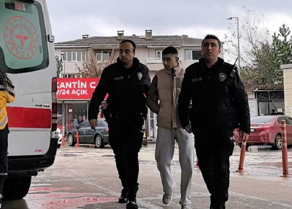 Bursa'da ilginç olay! Babasını 6 yerinden bıçakladı, 112'den yardım istedi...