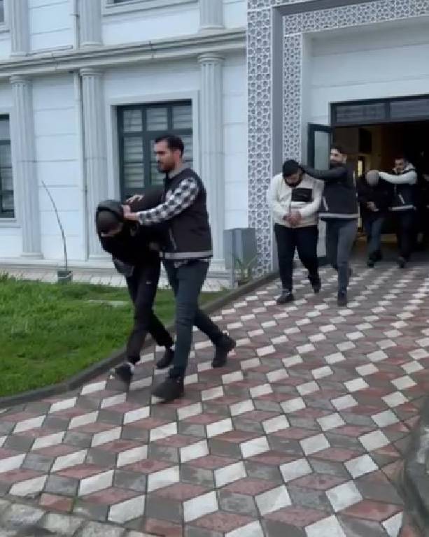  Kendilerini savcı ve polis olarak tanıttıkları iki vatandaşı 3 milyon TL dolandırdılar