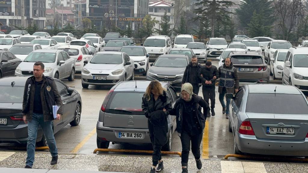 Yabancı uyruklu aileyi, ‘Adınız terör örgütü ile ilişkilendirilmiş’ diyerek, 500 bin lira dolandırdılar