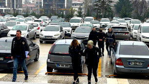 Yabancı uyruklu aileyi, ‘Adınız terör örgütü ile ilişkilendirilmiş’ diyerek, 500 bin lira dolandırdılar