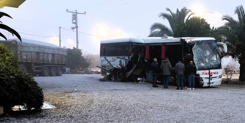 Denizli'de feci kaza... Yolcu otobüsü, akaryakıt istasyonundan çıkan tıra çarptı!