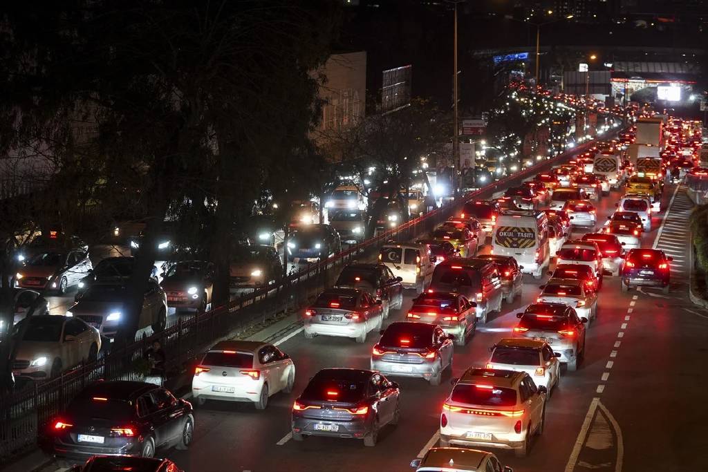 İstanbul'da akşam saatlerinde etkili olan yağmur, iş çıkışı saatiyle birleşince trafikte yoğunluğu zirveye çıkardı.