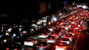 İstanbul'da akşam saatlerinde etkili olan yağmur, iş çıkışı saatiyle birleşince trafikte yoğunluğu zirveye çıkardı.