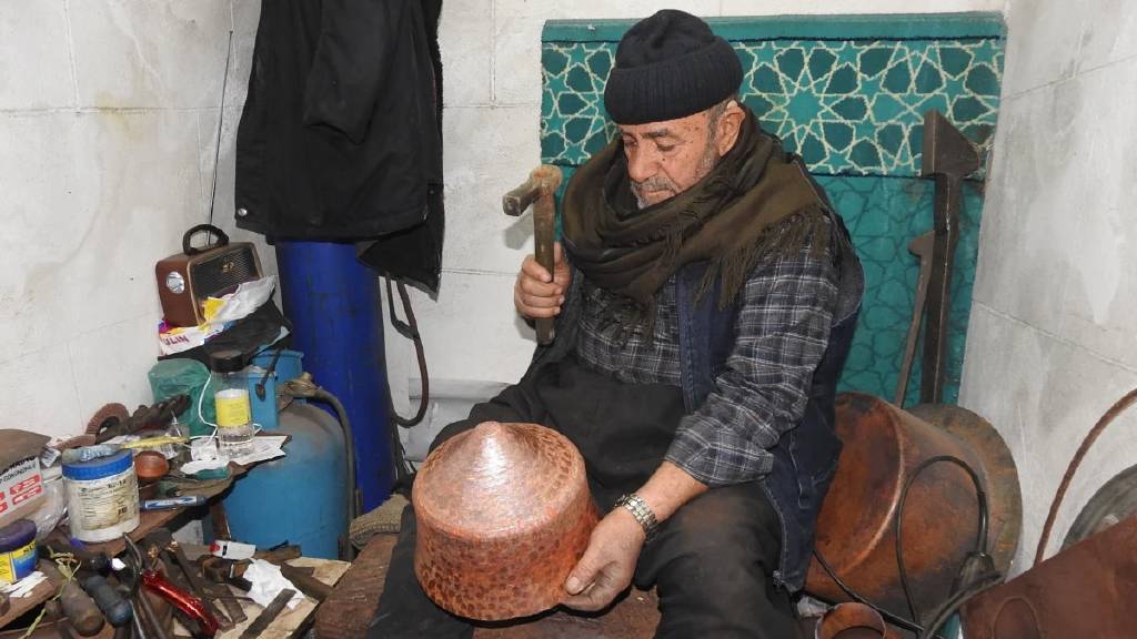 Gaziantep'te 1 metrekarelik dükkanda 70 yıllık emek! Bakıra adanmış bir ömür...