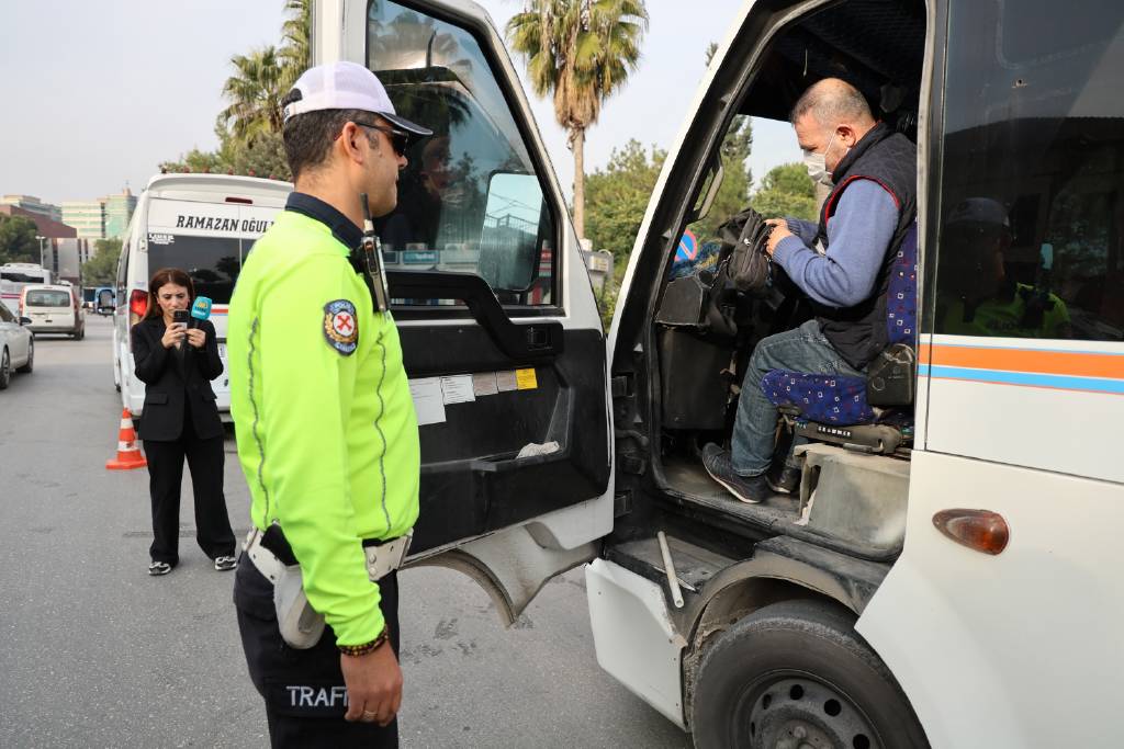 Gereksiz korna çaldığı için ceza kesilen sürücü çileden çıktı