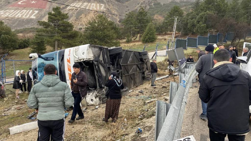 Isparta'da yolcu otobüsü şarampole devrildi! Ölü ve yaralılar var...