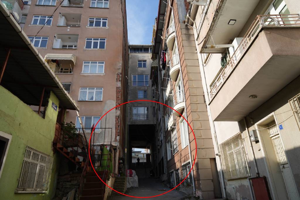 Karadeniz fıkrası gibi! Altından sokak geçen apartman, görenleri hayrete düşürüyor…