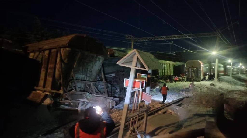 Murmansk - St. Petersburg arasında sefer yapan yolcu treni, Knyazhaya kentinde yük treni ile kafa kafaya çarpıştı