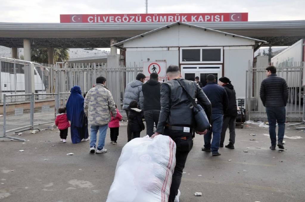 Halep'e dönüş başladı! Suriyeliler Türkiye'ye teşekkür ederek memleketlerine dönüyor...