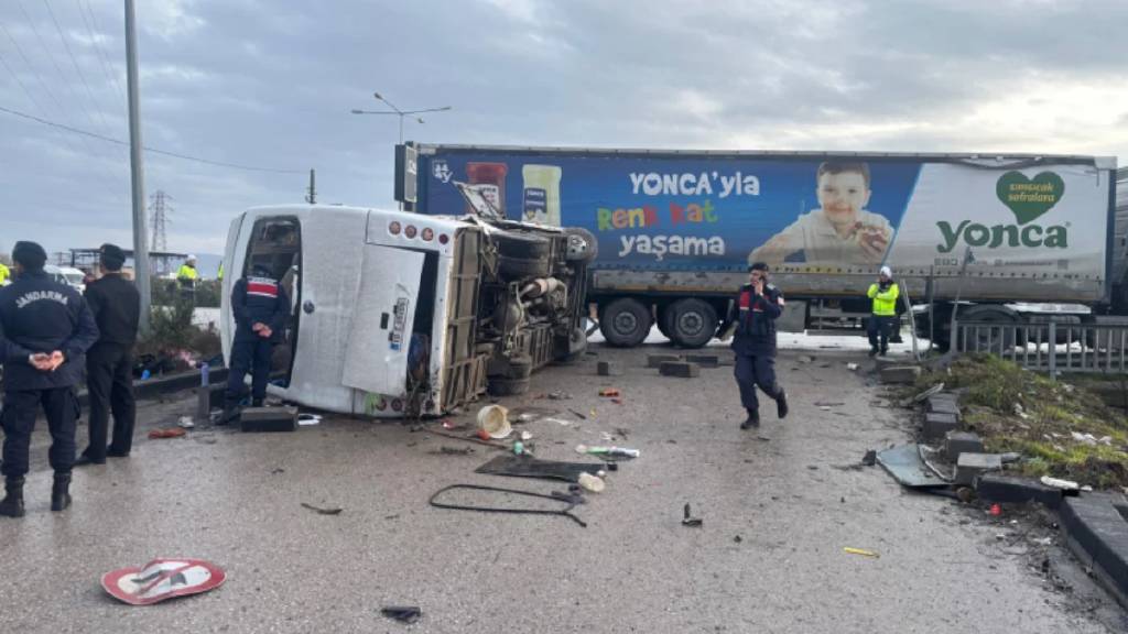 Balıkesir’de okul servisi tırla çarpıştı: 8 öğrencinin durumu ağır
