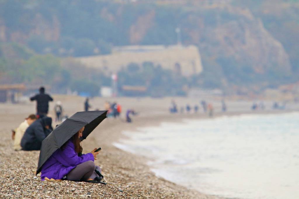 Antalya'da yağmura rağmen şemsiye altında deniz keyfi...