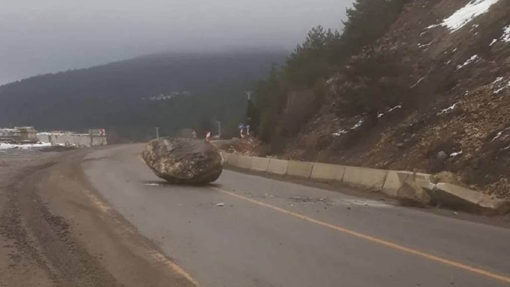 Kastamonu-İnebolu Karayolu'nun Ödemiş mevkiinde, dağdan kopan büyük bir kaya yola düştü