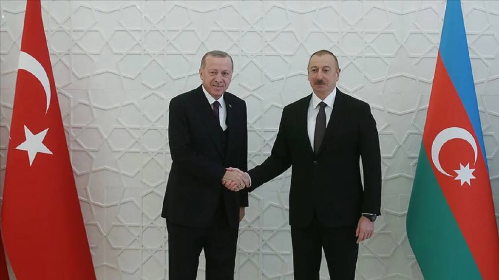 Cumhurbaşkanı Erdoğan’a teşekkürlerini sunan Aliyev, Türkiye halkına huzur ve refah dileklerini ileterek mektubunu sonlandırdı