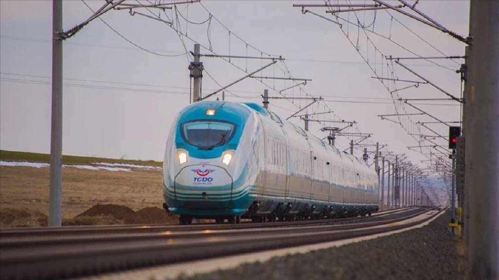Ulaşım konusunda yeni çağ: 350 kilometre/saat hızla seyahat edebilecek Ankara-İstanbul Süper Hızlı Tren Projesi’nin çalışmalarının başladığını açıklandı