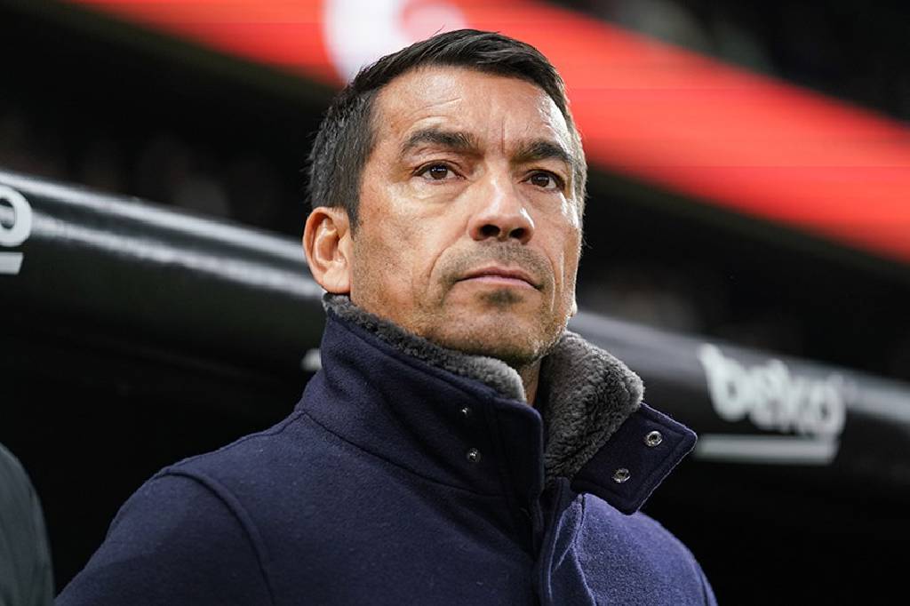 Giovanni van Bronckhorst, yayımladığı bir mesajla siyah-beyazlı camiaya veda etti