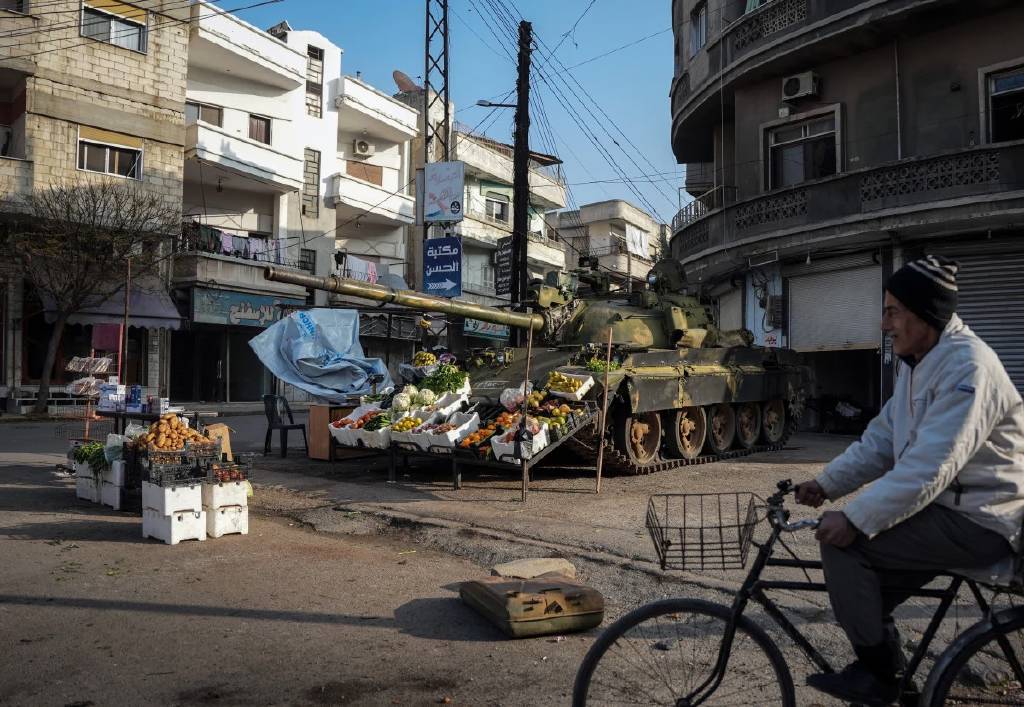 Suriyeli esnaf, Esad'ın rejim tankını manav tezgahı yaptı