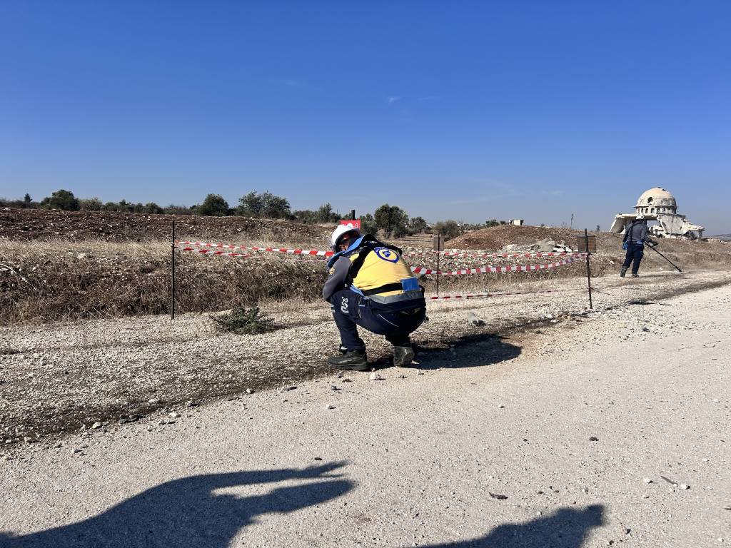 Terör örgütü PKK/YPG'nin, Tel Rıfat'ta yollara döşediği bombalar temizleniyor