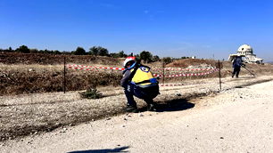 Terör örgütü PKK/YPG'nin, Tel Rıfat'ta yollara döşediği bombalar temizleniyor